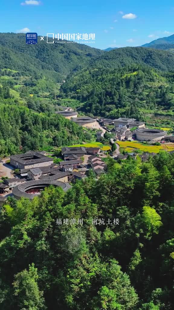 中秋节近思乡情浓河坑土楼群地处福建漳州十几座方圆相间的土楼以双北斗七星的阵型排布在清溪涧流层层梯田的掩映下融入进青山翠谷之间将这家园之美娓娓道来
