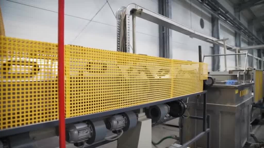 实拍工业毛刷制造过程刷毛是这样一根根插进去的又准又快