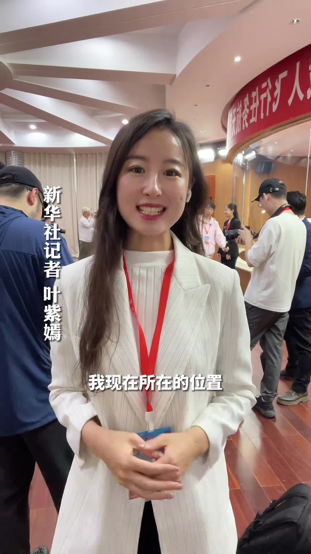 神十七航天员乘组在酒泉卫星发射中心问天阁首次集体亮相89年的唐胜杰将成为中国最年轻飞天航天员汤洪波成为重返空间站第一人见证中国空间站建设的中国速度和中国力量