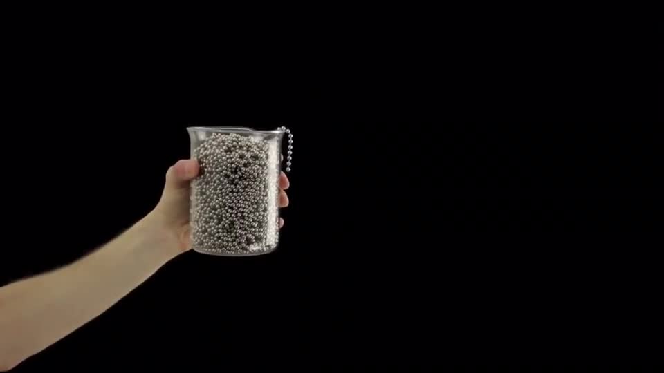 链子只要足够长杯子举高点你也行这可不是什么魔术抖音小助手