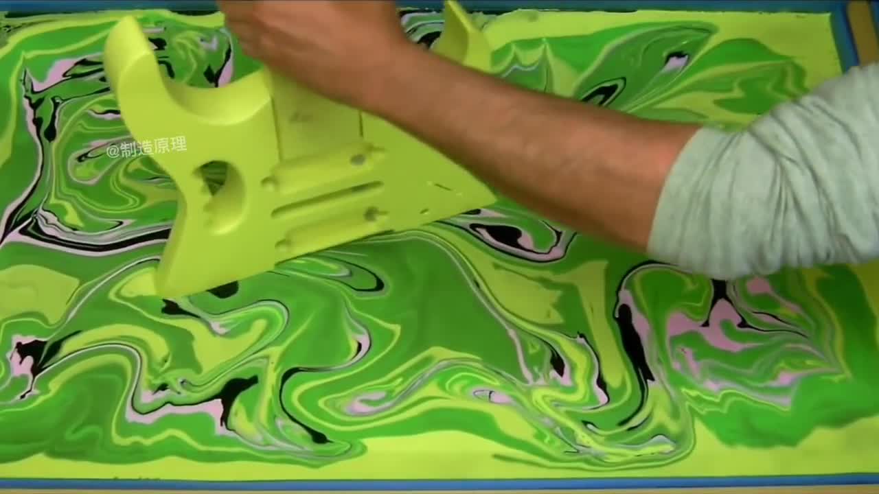 变魔法一样的水转印产品放进水里神奇的现象发生了