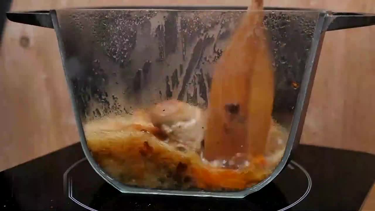 把锅锯两半装上玻璃从外面看看饭是怎么煮熟的