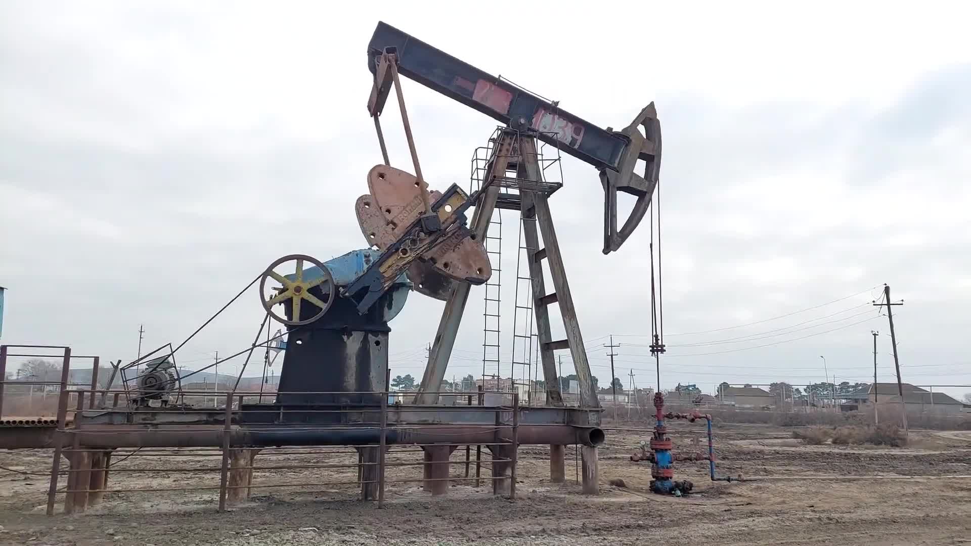 磕头机它是如何把石油抽上来的原理真是太巧妙了