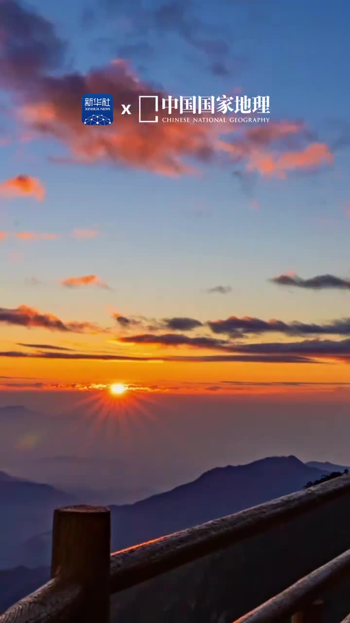 在白云上行走是什么感觉位于江西宜春的青云栈道横挂于绝壁悬崖之上这里常年云雾缭绕犹如卧龙盘踞云中若隐若现行走在栈道之上颇有平步青云之感仿佛踏入了仙侠世界一般