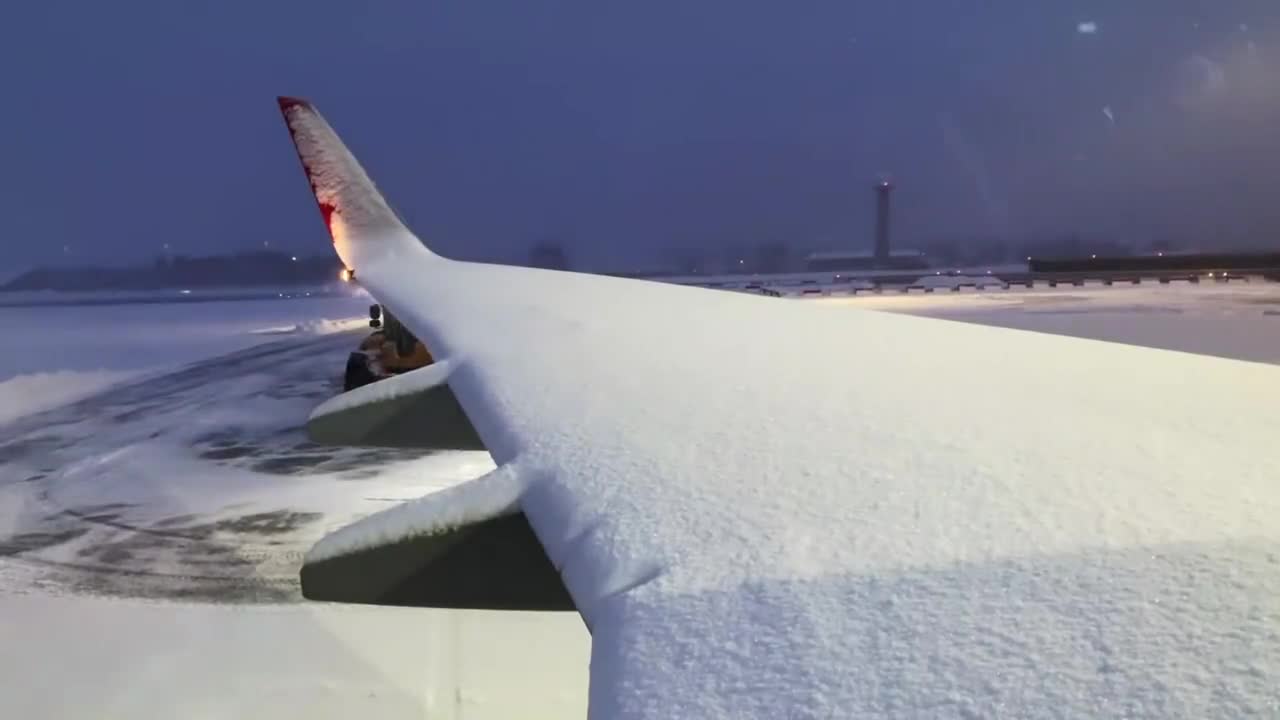 机翼除雪后起飞