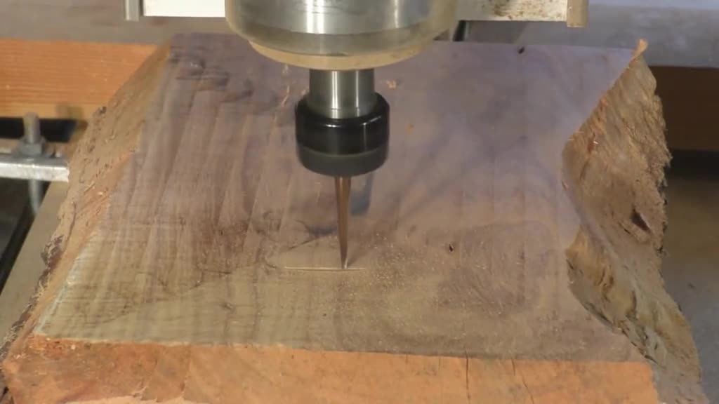 难怪传统木工没人做木头上雕刻一匹马用机器分分钟做出来了