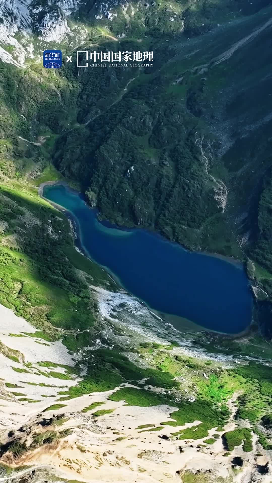 山水相依意蕴悠远这里是位于云南省迪庆州的阿布吉措被誉为香格里拉的纯净之地藏在深闺人未识静谧而神秘