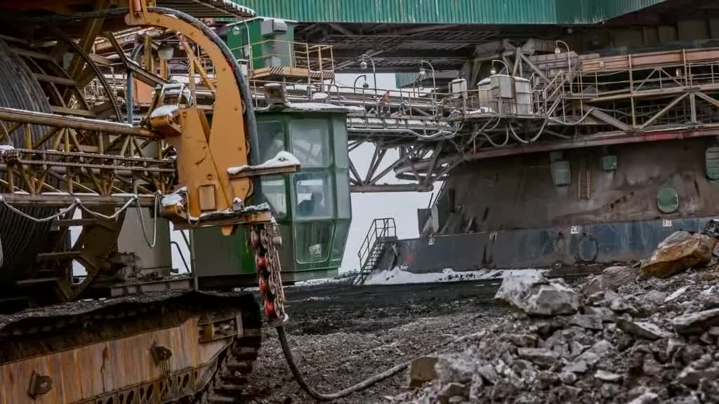 移动一台巨型铲斗挖掘机轮子都没有跳过去的