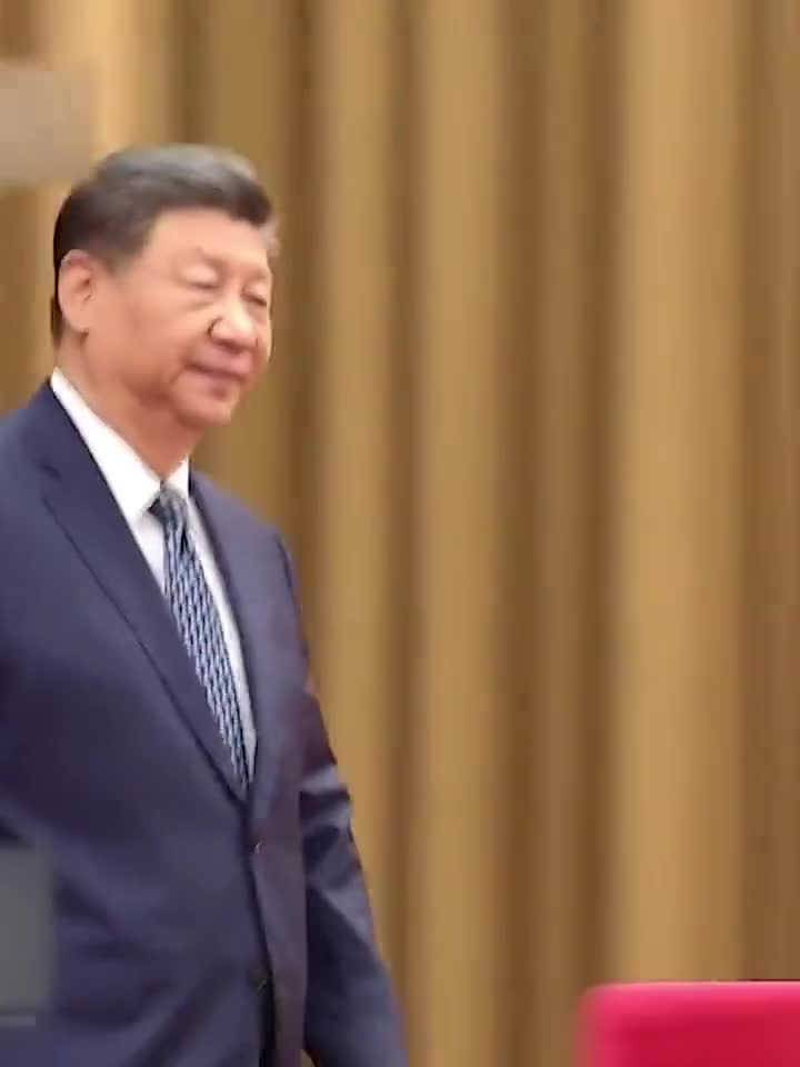 现场视频习近平出席全国民族团结进步表彰大会为受表彰的模范个人和模范集体代表颁奖来源央视时政