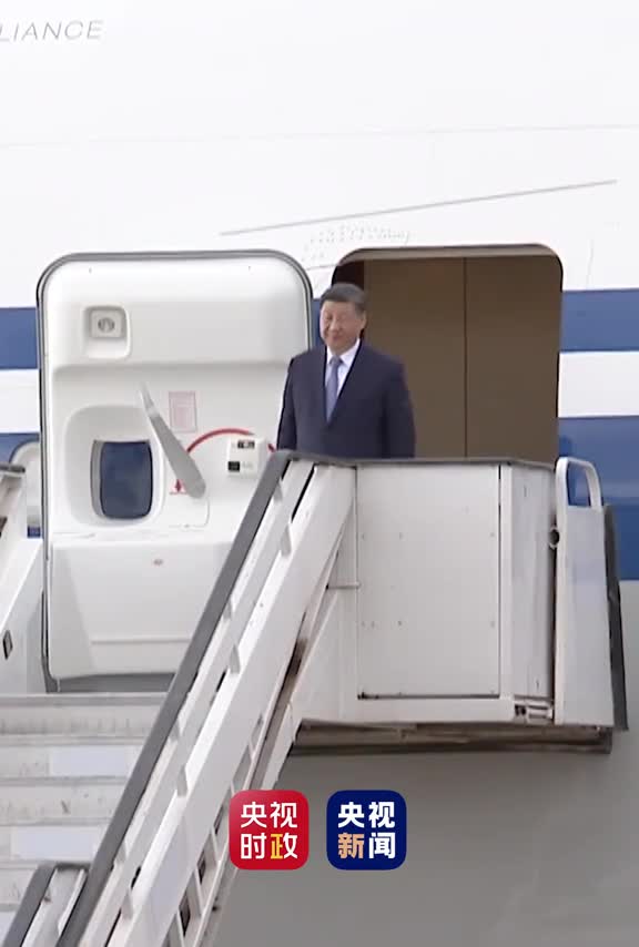 现场视频习近平抵达巴西利亚巴西高级官员热情迎接巴塔拉艺术家演奏巴西特色鼓乐欢迎央视新闻