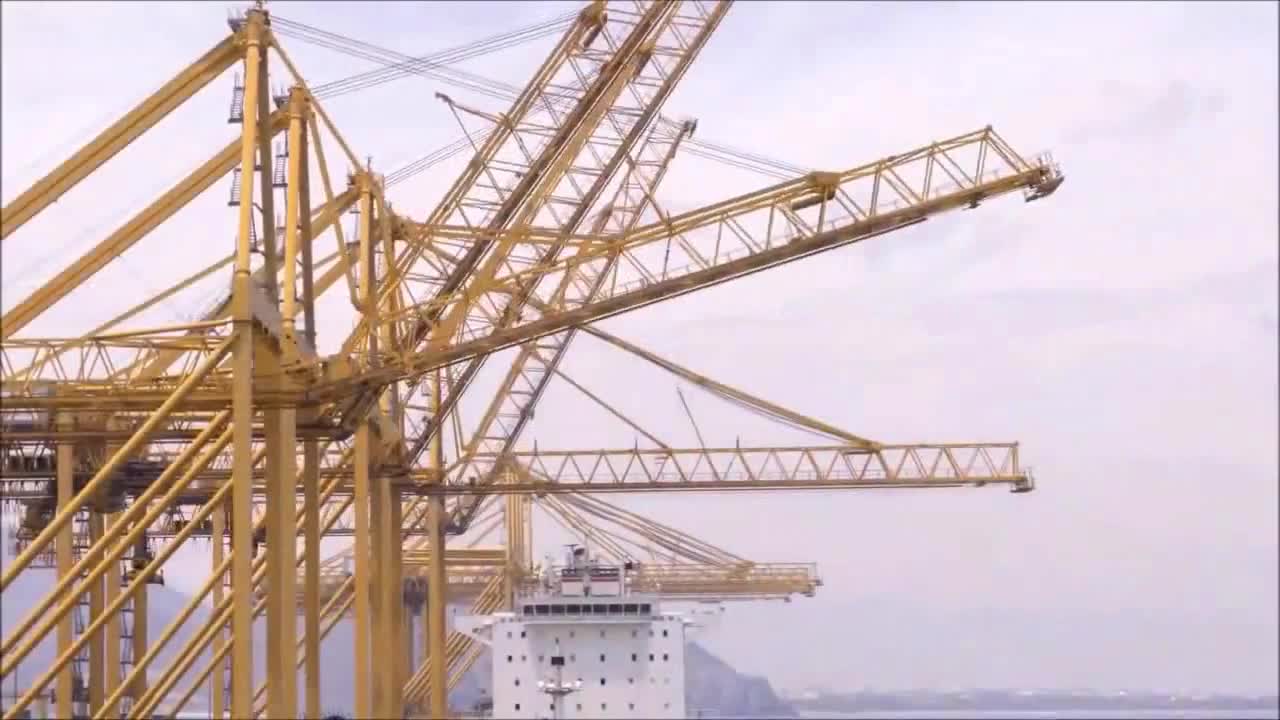 实拍港口一片繁忙景象