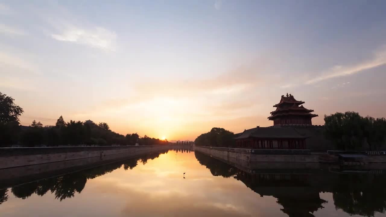 近日由中国外文局文化传播中心北京青年杂志社北京市东城区联合推出看中国活动邀请四名外国青年走进北京中轴线感受古都北京传统与现代的相互交织的魅力用所观所听所感抒发他们眼中的北京及对北京城市的整体感受