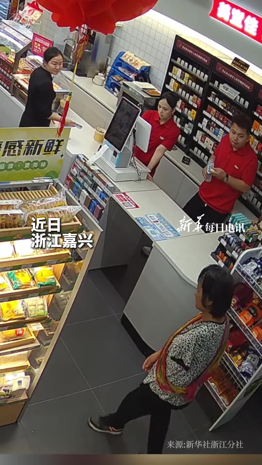 独臂奶奶带孙女逛超市发现无法撕下包装带店主之后的行为很暖心