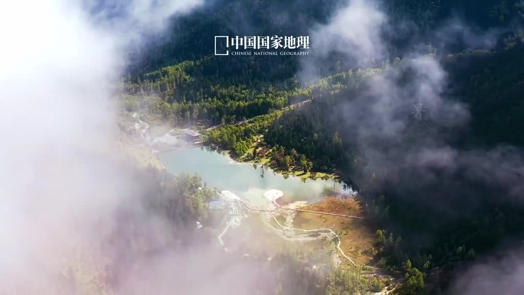 处暑是秋季的第二个节气处去也暑气至此而止矣处暑有三候鹰乃祭鸟天地始肃禾乃登这个节气标志着炎热暑天即将结束从北往南秋意渐浓迎来了畅游郊野迎秋赏景登高望远的好时节你所在的地方是否感受到了秋的气息