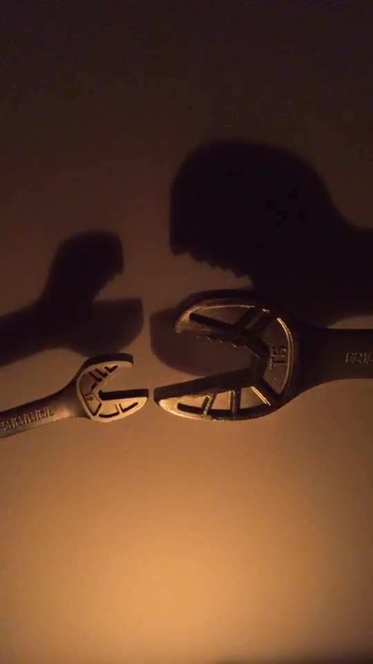 我们也来一个工具版的太难拍了滴了一地的蜡关键是扳手嘴不会动希望能有100个小抖音小助手