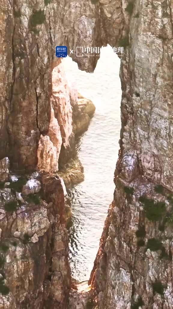 520看大自然浪漫比心这是位于山东烟台的高山岛因海水不断侵蚀而形成的心形洞是大自然的鬼斧神工海誓山盟为你心动