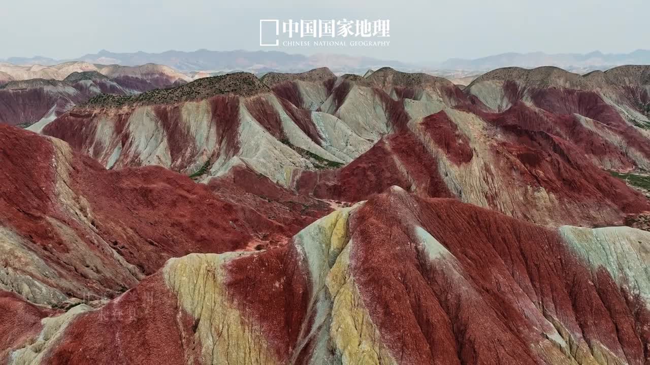 如果说张掖彩丘是一首精致的小夜曲树屏彩丘就是一部宏大的交响乐树屏彩丘位于甘肃兰州的永登县面积达600平方公里是目前确认的中国面积最大的彩丘景观放眼望去色如墨染的山石层理交错大片的紫红色夹杂着青灰紫灰灰绿等色彩在连绵起伏的山峦间交织层叠简直再现了古人笔下的山水画恬静淡雅令人称奇