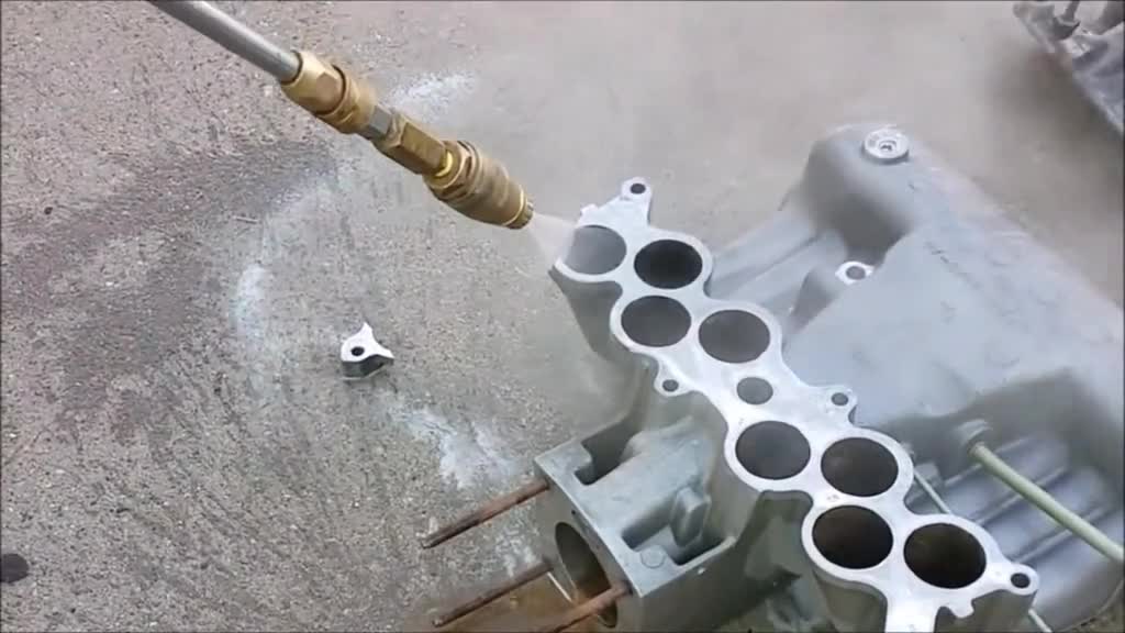 发动机进气口破了一块他几下就给焊上补好了这样能行吗