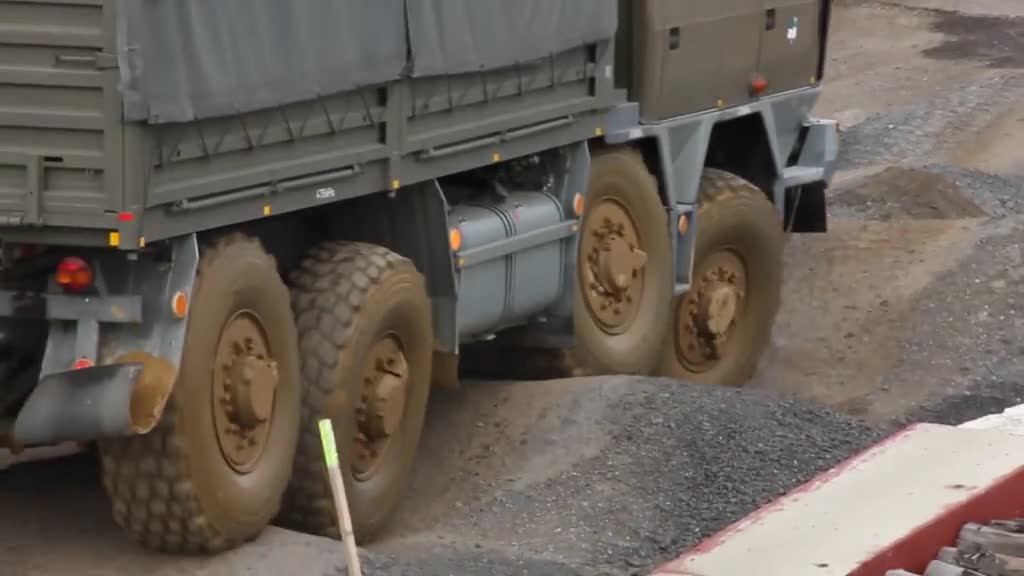 老外造的卡车测试这悬挂也太牛了吧真的可以说是如履平地