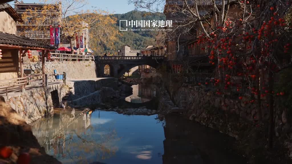 可以买春运火车票了你想家了吗在福建宁德的深山中藏着一个诗画里走出来的烟火人间龙潭村小桥流水人家好柿枝头闲挂熙熙攘攘的行人不疾不徐漫步街巷闲适悠哉的景象抚慰每一颗浮躁的心灵