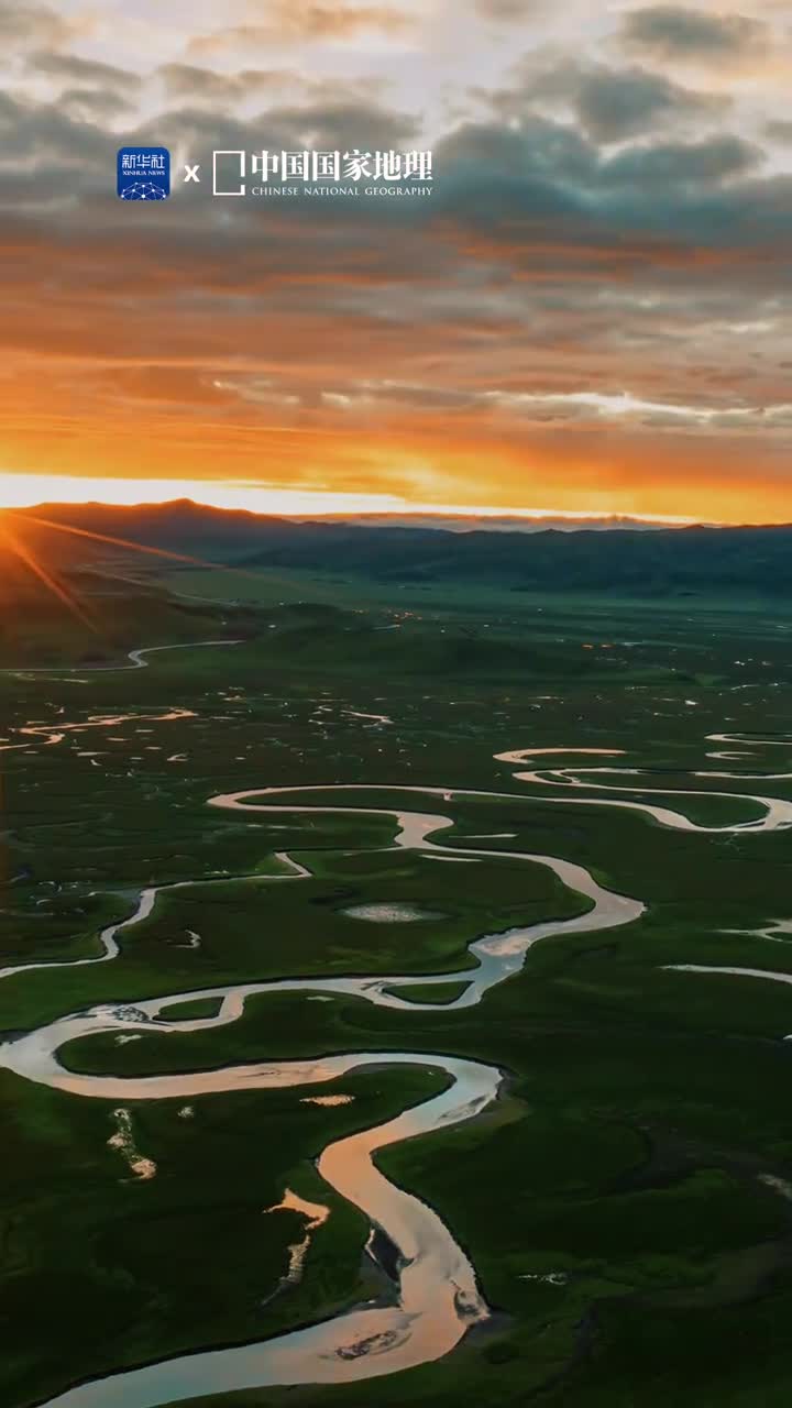 在阿万仓湿地感受旷野的风位于甘肃甘南的阿万仓牧草丰美宁静神秘黄河在这里形成了许多汊河和沼泽给这片土地添加了更多优美的线条绿意无边际风光似画卷