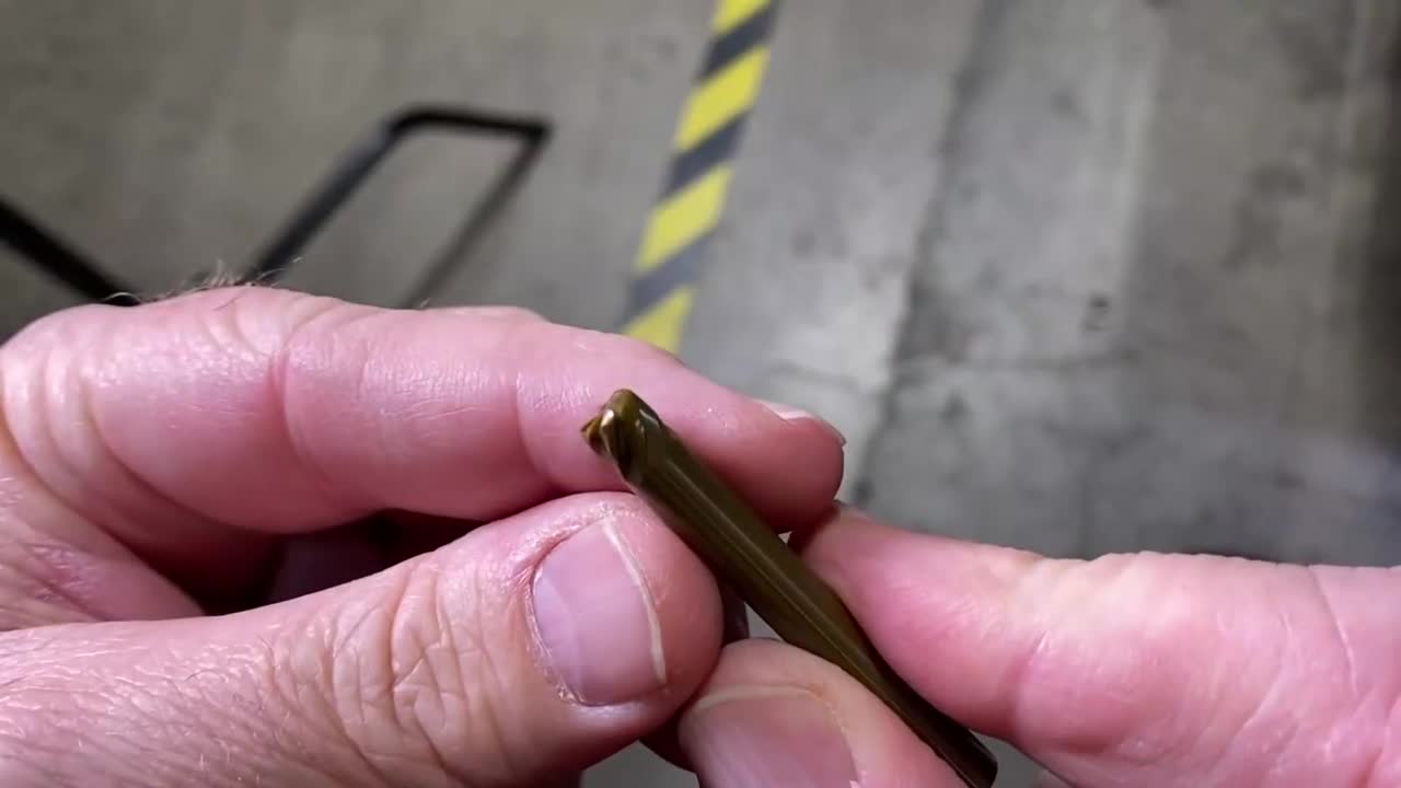 好厉害的陶瓷铣刀加工时无需冷却液火花四溅硬碰硬的较量