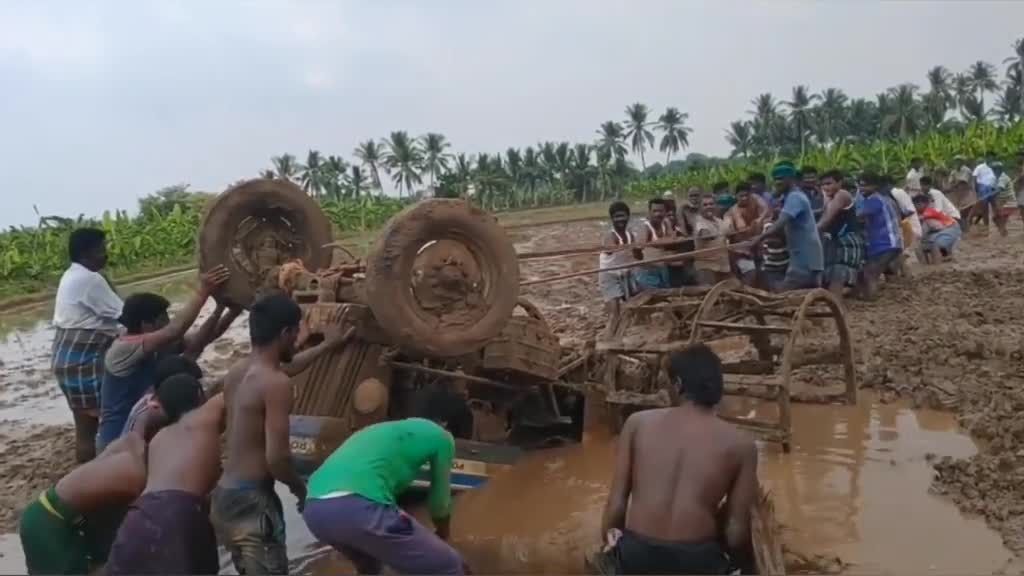 人多力量大拖拉机整翻了几十个人硬拽起来的