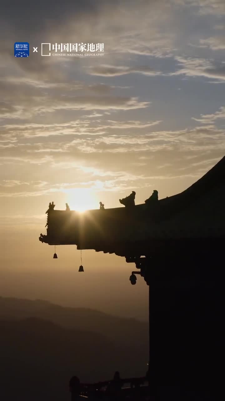 云海中的南五台如天上宫阙位于陕西西安的南五台突兀于秦岭东段北坡为终南神秀之区山上还有五个小峰并峙耸立是一处兼具自然灵秀和文化底蕴的名山