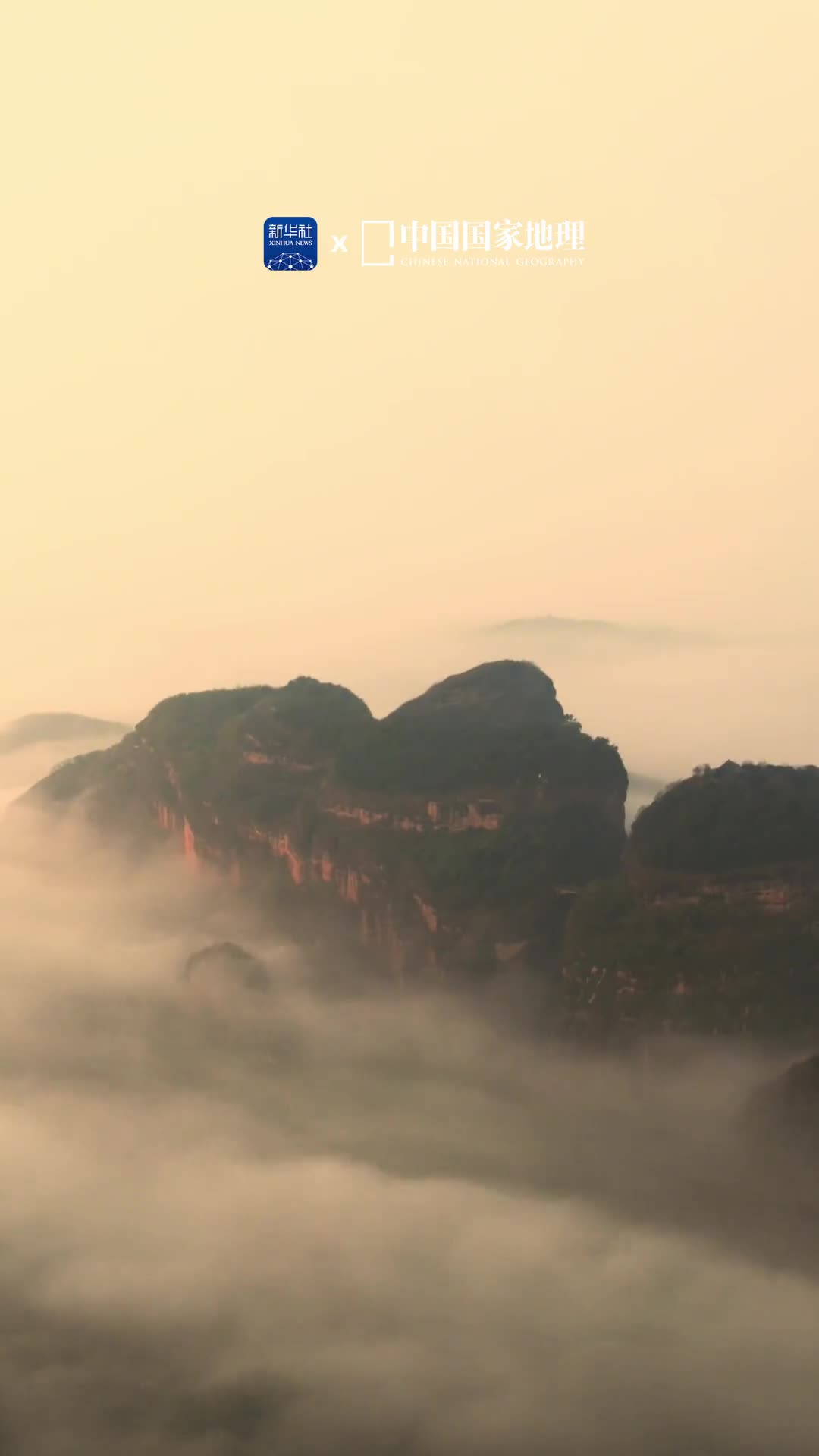 山水如画淡赭素雅古画里的美景是真实存在的这是江西的龙虎山中国典型的丹霞地貌风景2010年被列入世界自然遗产名录有龙虎丹霞天下稀之誉云海缭绕间碧水丹崖更显秀美多姿此外龙虎山还是一座人文名山龙盘虎踞洞天福地是四大道教名山之一