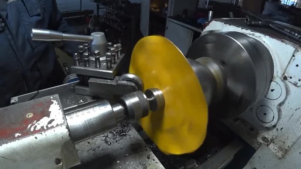 男子拿一块铁皮试着做旋压加工还是失败了说明这是个技术活