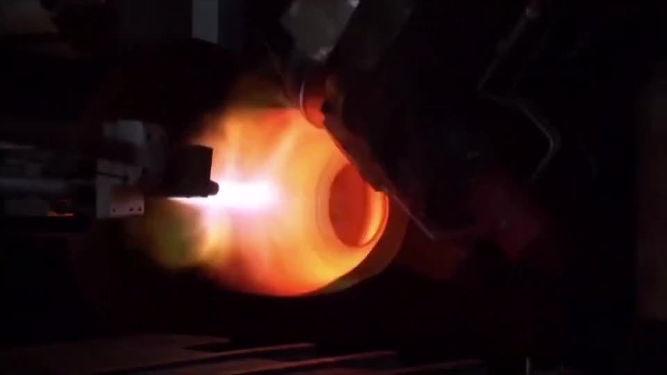 烧红的钢管高速旋转头部压一下一个压力容器就做成了