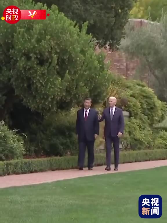 现场视频当地时间11月15日下午宴会后习近平主席同拜登总统在斐洛里庄园散步交流
