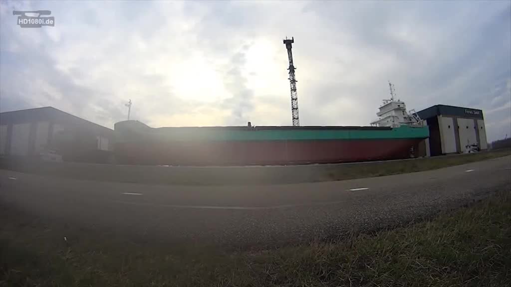 造好的轮船如何弄下水硬生生的推下去啊难得一见的瞬间