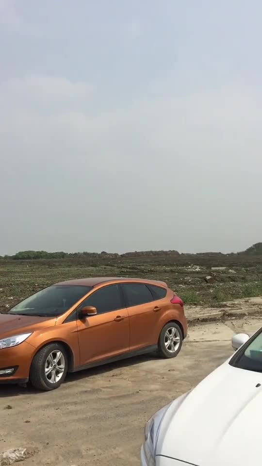 当年不顾家人反对花了2千万买了这块地准备开制造厂现在这块地起拍价2亿今天来了这么多人到底卖还是不卖