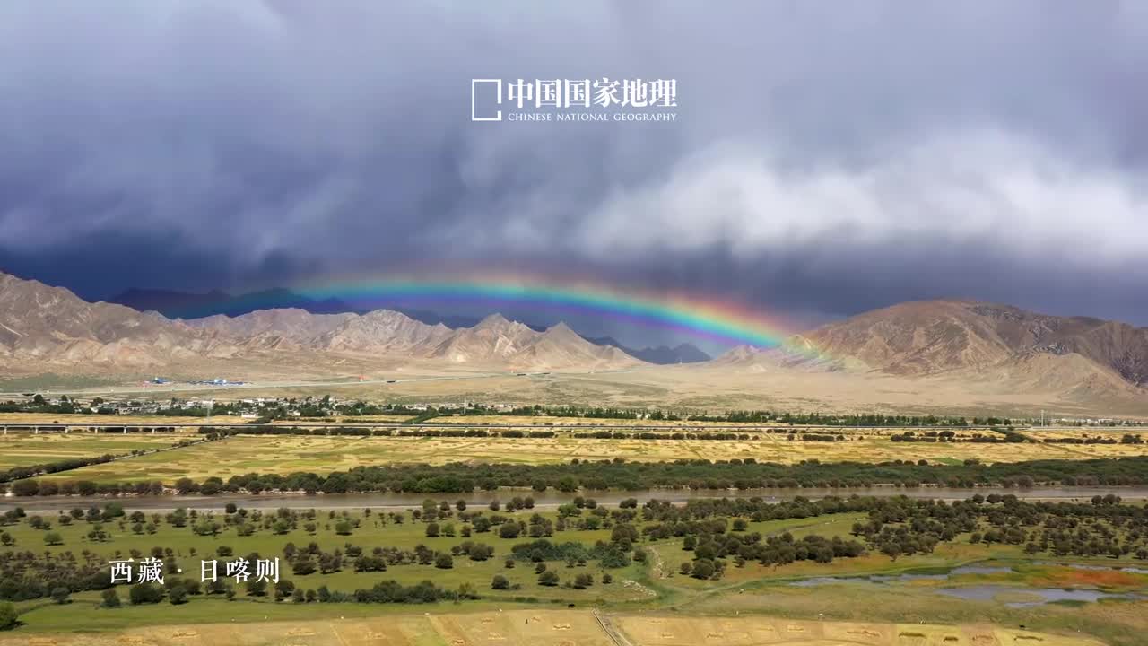 不可错过一年好丰景西藏日喀则是著名的青稞之乡到了秋收时节万顷农田中金灿灿的青稞美得夺目春生夏长秋收冬藏我们于四季变化风月草木中感知时间的脉搏探寻生命的本真秋天的脚步正在渐行渐远让我们一同将秋日的美好收藏