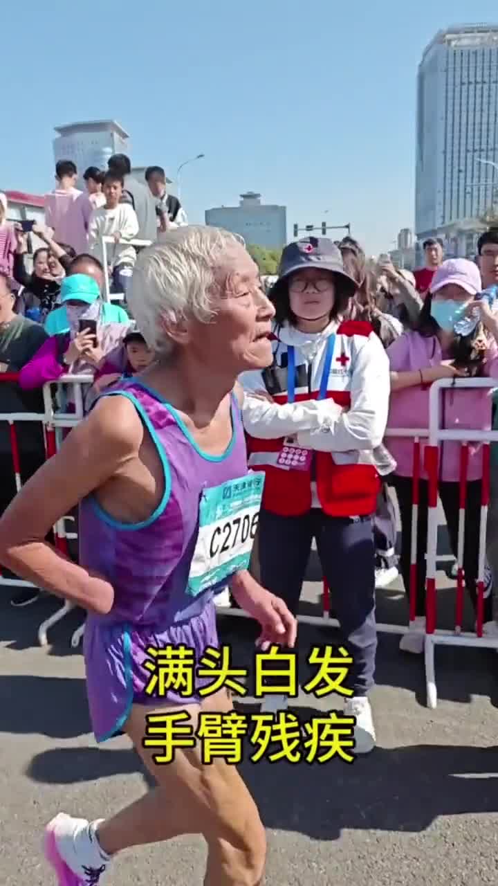满头白发手臂残疾今年72岁的硬核天津baibai刘润龙时隔20年再次挑战全马