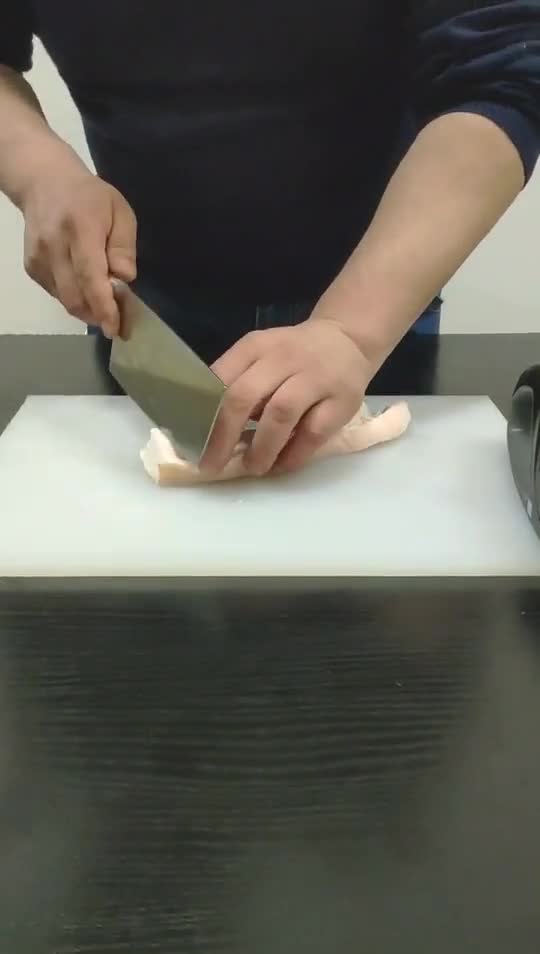 这款磨刀器是三叉代工厂生产采用金刚砂与陶瓷混合而成不会像硬质合金那样伤刀刀钝了几下就能搞定