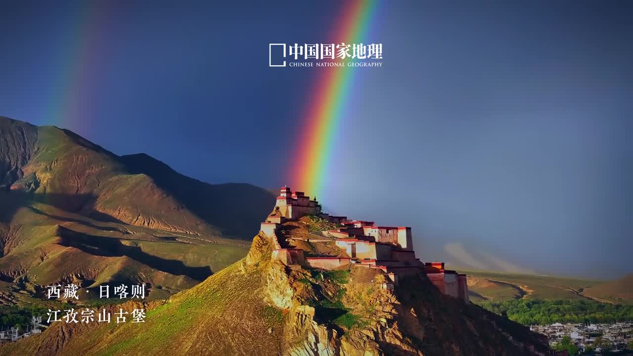 上有彩虹下有彩秋虹梁半空秋波万重彩虹与彩秋的浪漫邂逅诠释着世间难遇的美好愿你在秋日的彩虹之下找到属于自己的那份宁静与喜悦让生活充满诗意的光辉即使在风雨过后也能绽放不一样的精彩