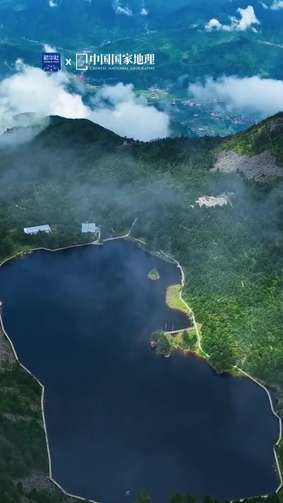 四川省凉山州境内的螺髻山被誉为第四纪古冰川遗迹博物馆角峰冰斗刃脊冰川刻槽等壮观的冰川作品丰富而奇异螺髻山与冰川媲美的另一绝是温泉瀑布灰岩裂隙中喷溢而出的温泉水在青翠的山谷中喧哗热气氤氲美妙梦幻