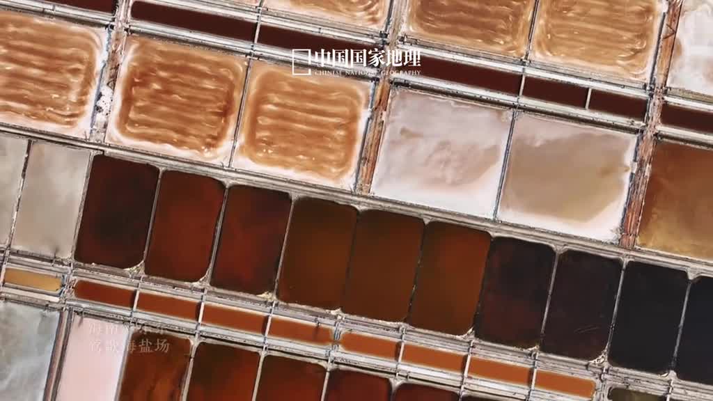 地理题里的极致风景莺歌海盐场地处海南乐东拥有亚洲第一的井字形盐田人称苦海汇聚于此的海水随时光缓缓蒸发多种色彩并置在一起在时间的切片中留下独一无二的色彩送给人间一场绚丽的视觉盛宴
