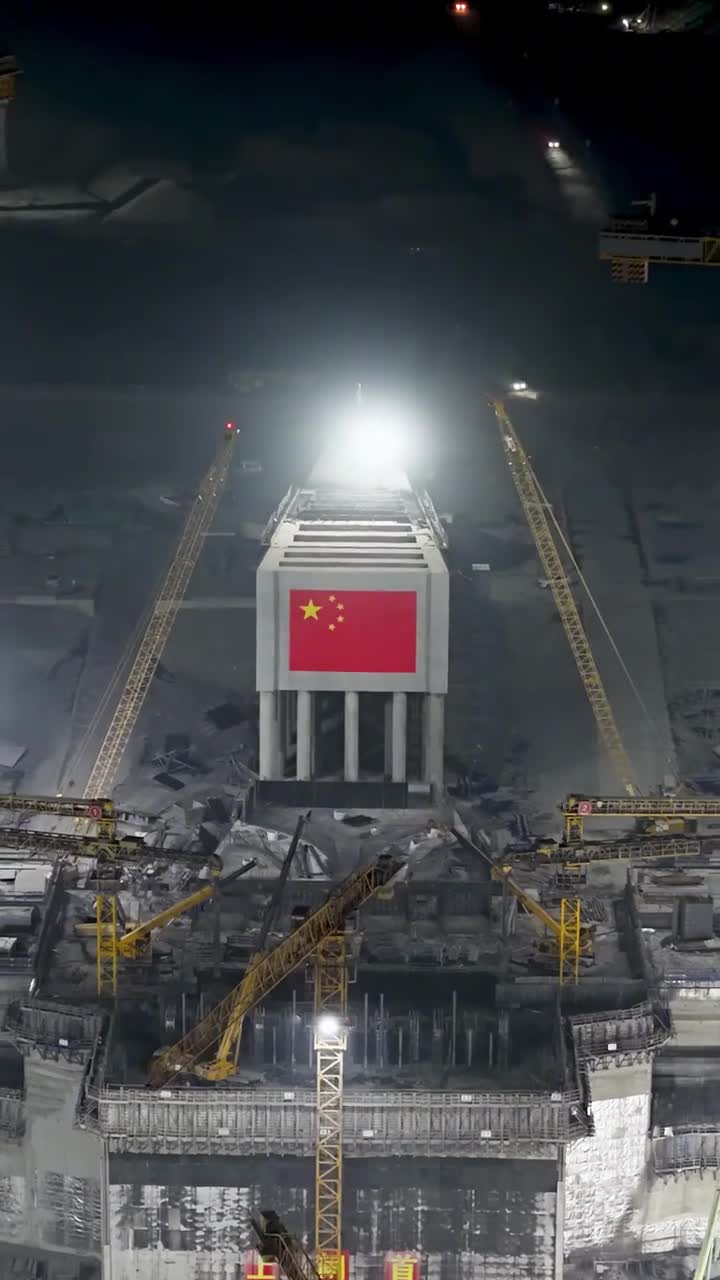 这不是科幻电影这是夜幕中的平陆运河施工现场平陆运河全长1342公里将于2026年底主体建成届时西南地区货物经平陆运河出海里程缩短约560公里致敬建设者人民日报