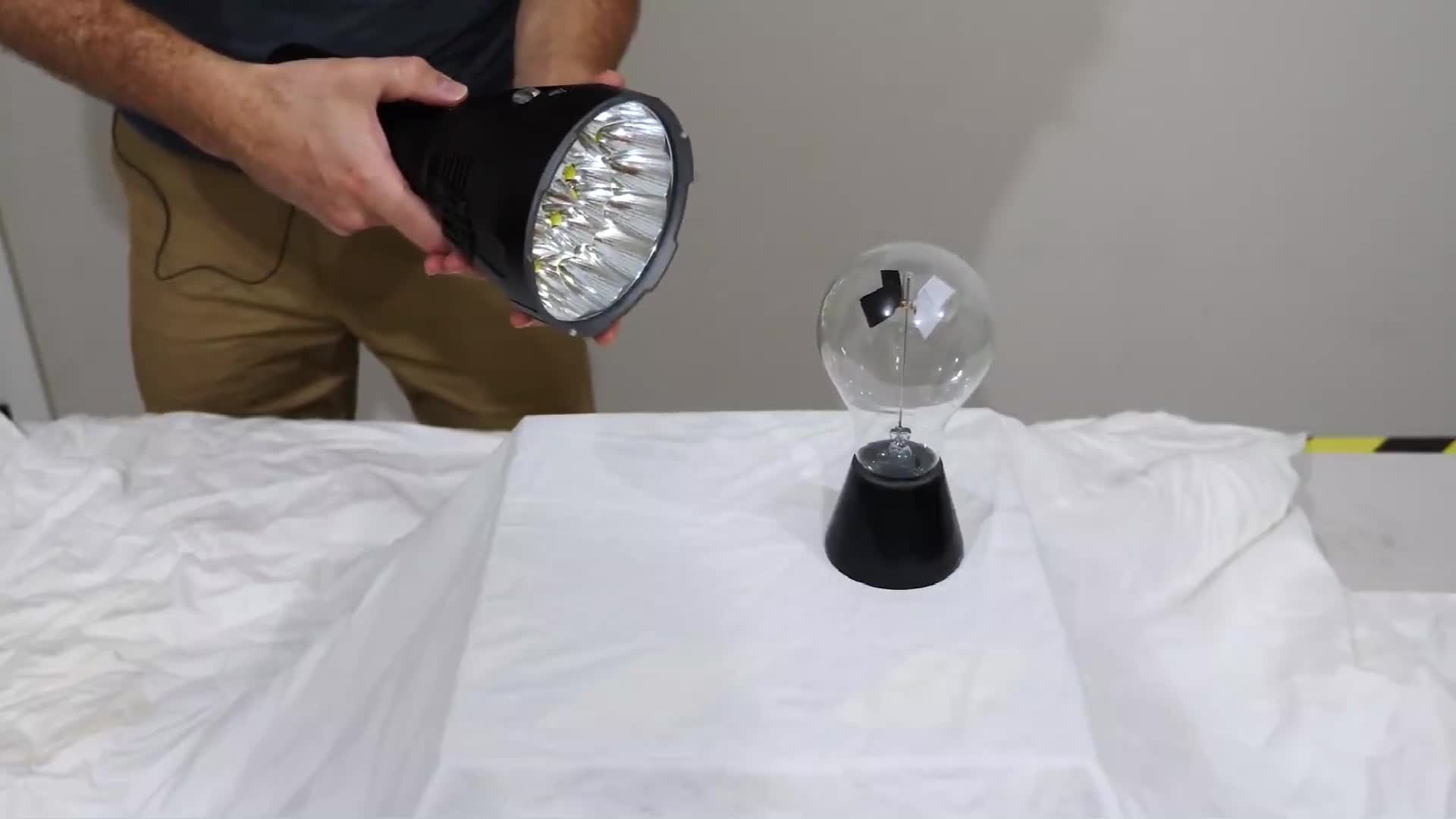 10w流明手电筒照射光能辐射计发生了神奇的一幕