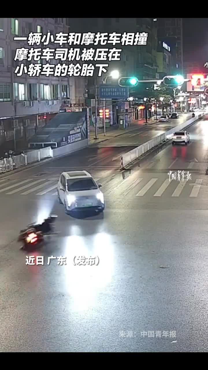 警民合力抬车救人谢谢每一位挺身而出的好心人中国青年报