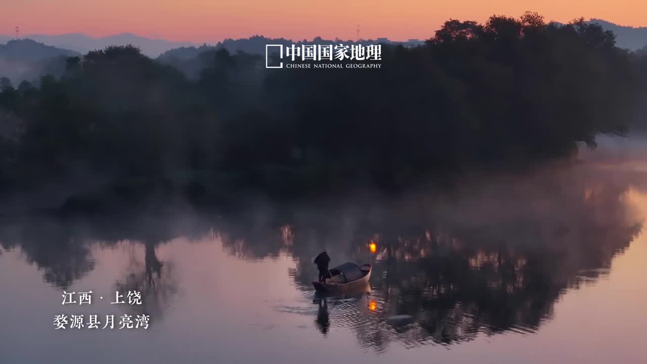 婺源的秋色一定会治愈你立冬虽然已过但对于江西婺源来说秋色却才渐入佳境这里有白墙黛瓦的清丽素雅也有山间秋叶的斑斓热烈有大自然散落江岭的调色盘还有石城雾与光创作的水墨画闲情漫步于此看远山近水流转诗情画意见老街旧巷弥漫人间烟火相信你会发现婺源鲜活质朴的底色