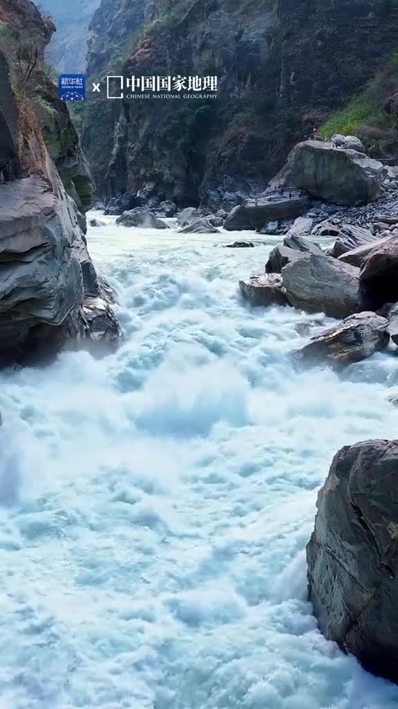在虎跳峡感受金沙江的心跳位于玉龙雪山与哈巴雪山之间的虎跳峡是长江上游极为险峻的峡谷两岸奇峰壁立千仞滚滚波涛在蜿蜒深邃的峡谷中奔流磅礴之感扑面而来
