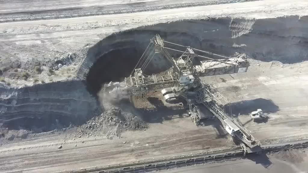 俯瞰世界上最大的挖掘机工作场景霸气旁边的机械跟玩具一样