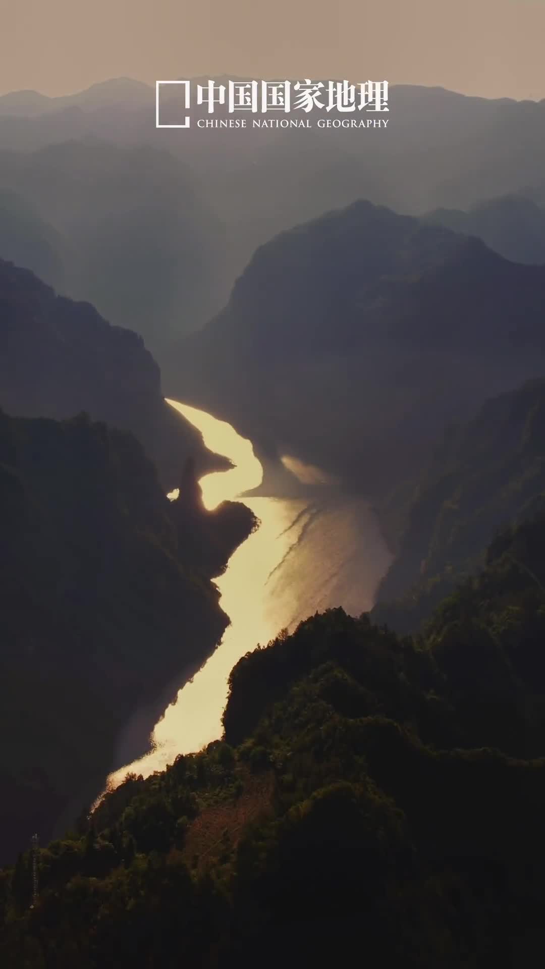 今天会是美好的一天朝阳跌进山水间浮光跃金水波粼粼仿若入桃源