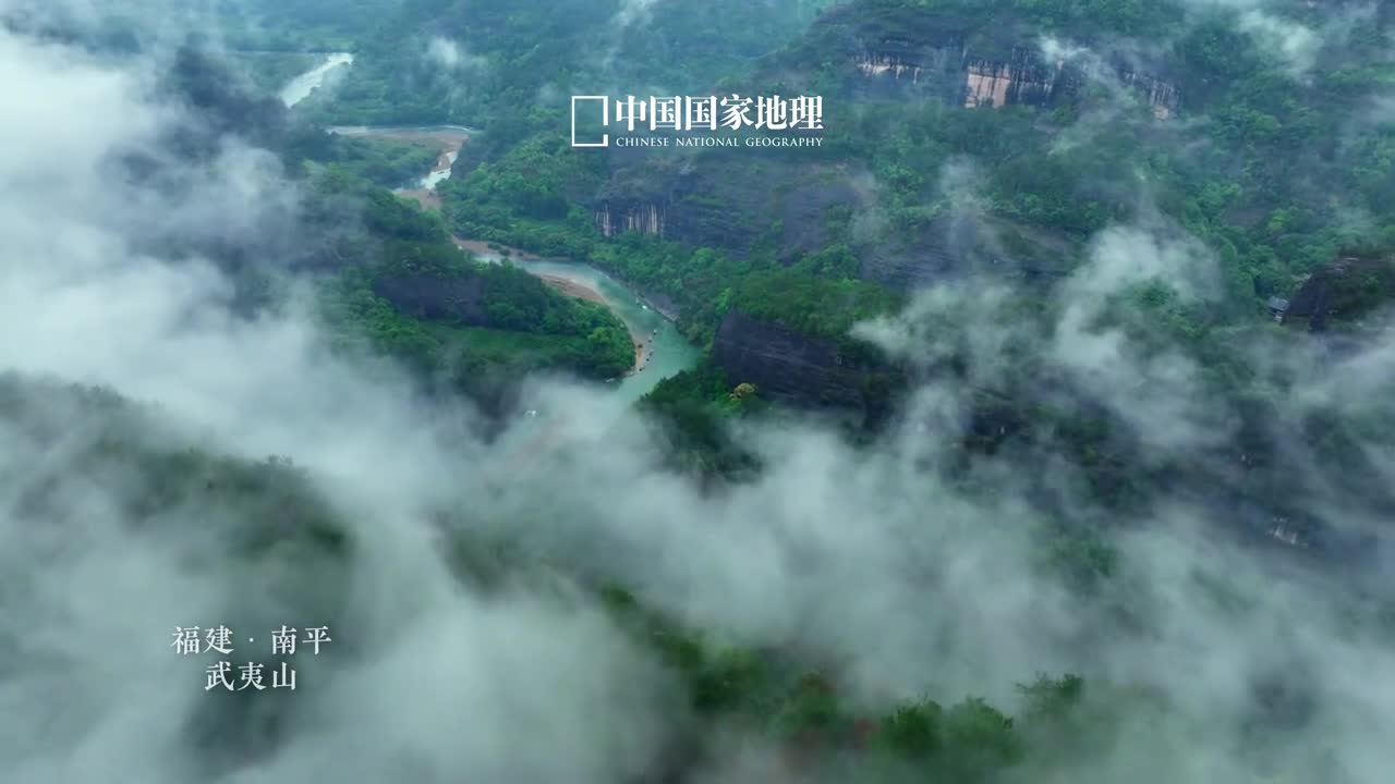 山光水色处处佳境武夷山是由红色砂砾岩组成的低山丘陵登山可以望水临水可以赏峰人们赞之兼有黄山之奇桂林之秀泰岱之雄华岳之险西湖之美等等你觉得武夷山的精彩之处在于哪呢