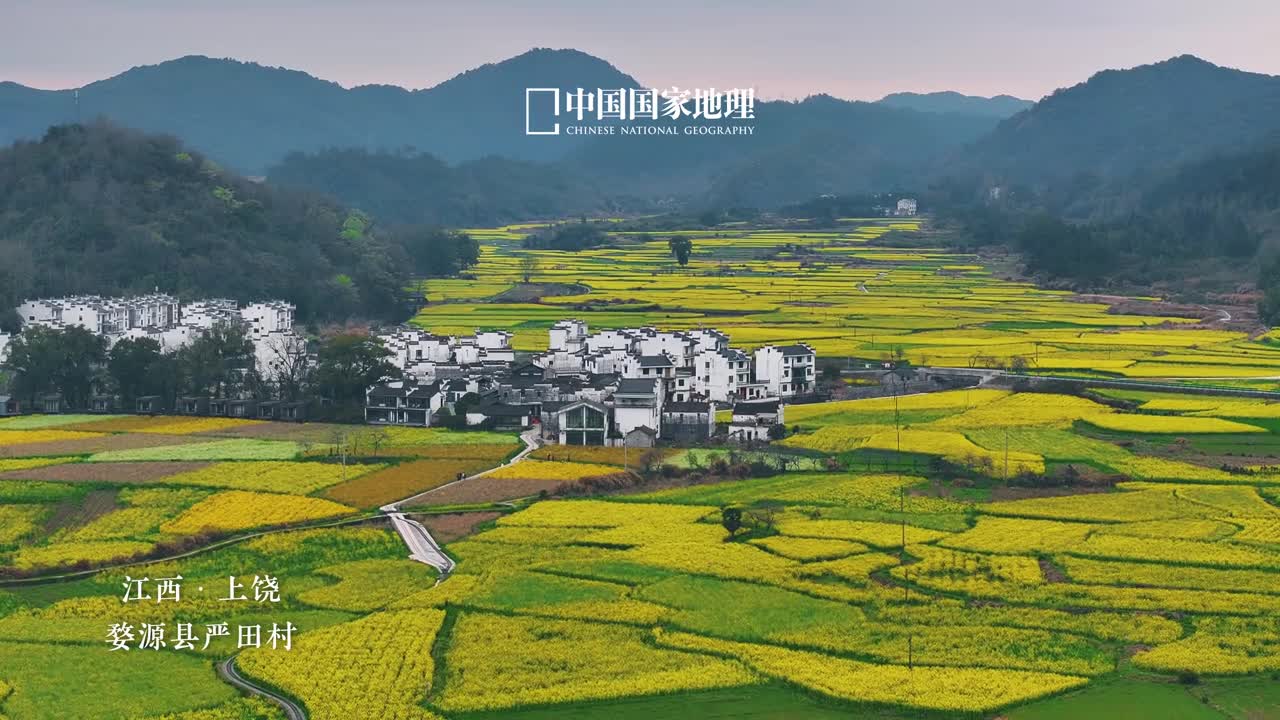 婺源会以何种方式惊艳你婺源一座镶嵌在赣浙皖三省交界处的边城因地形原因这里的村落大都依山水而建远山青黛近水含烟宛如一方安定的桃花源作为千年古徽州的一部分婺源的建筑继承了徽州文化的灵魂粉墙黛瓦相映尽显留白之美翘角飞檐错落勾勒古村神韵2023年婺源县被授予中国国家地理最美乡村影像拍摄基地来山川灵秀地品人间烟火气婺源不会让你失望