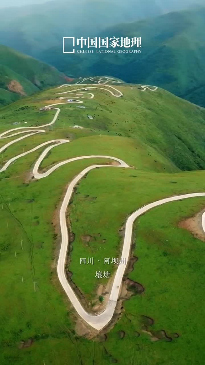 七月自驾来一场公路旅行吧驰骋在通往无尽可能的公路上领略那些未知的风景找寻属于自己的自由与方向蜿蜒的路平坦的路狭窄的路分布在不同自然区域的公路如同人生的路有起有落有惊喜也有挑战沿途的每一刻都令人难忘你是否想过开启一场说走就走的公路之旅